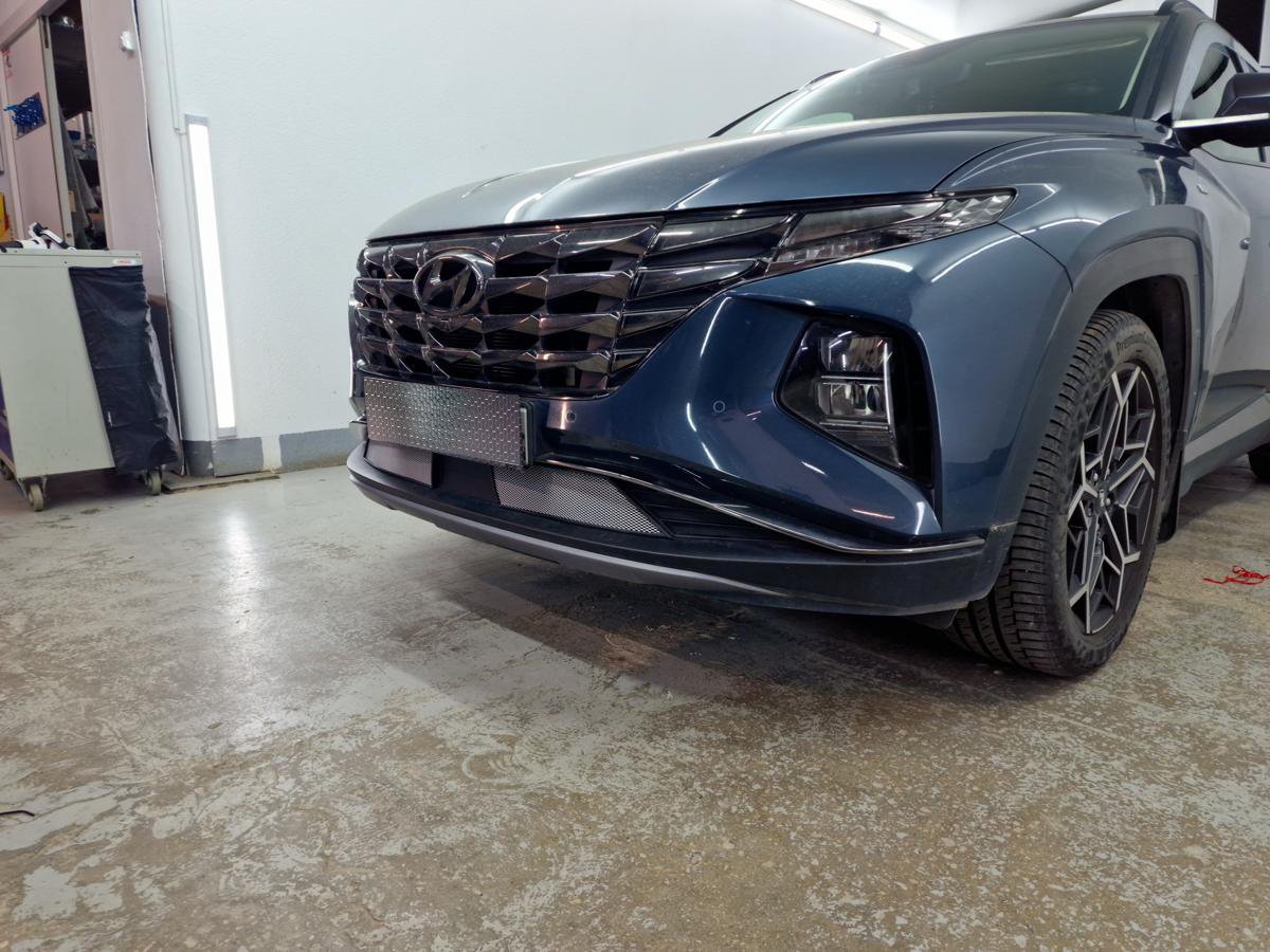 Защитная сетка радиатора низ 2 части с датчиком АСС (короткая база) для Hyundai Tucson IV Рестайлинг