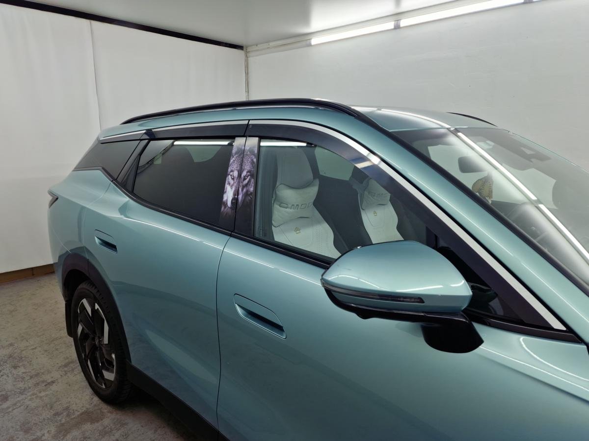 Дефлекторы окон 2D с хром накладками 6 шт. под наклоном для Omoda C7 I