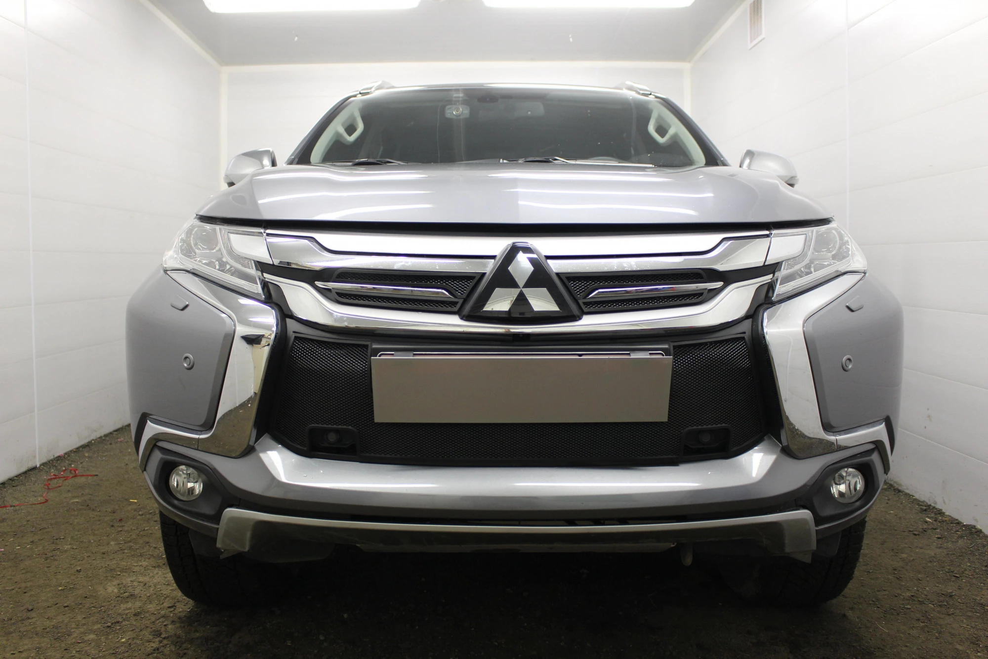 Защитная сетка радиатора низ, с парктроником для Mitsubishi Pajero Sport III