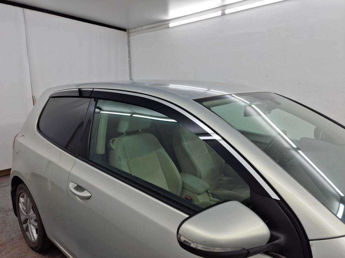 Дефлекторы окон 2D с хром накладками 4 шт. под наклоном для Volkswagen Golf VI